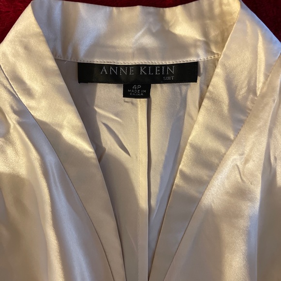 Anne Klein suit 100% Silk ivory creme Top Sz 4P. - Picture 2 of 11